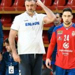 Србите не можат без скандал: Селекторот му прати СМС на помошникот и го отпушти