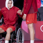 Го напушти теренот во инвалидска количка, но го планираат за четврт-финале (ФОТО)