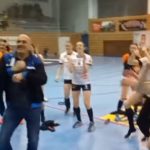 Радоста беше голема - тренерот со победнички танц пред ракометарките (ВИДЕО)