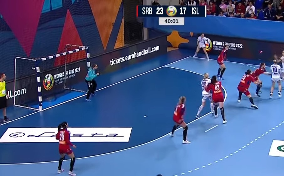 Неверојатна грешка – даде гол од голманскиот простор, а судиите го признаа! (ВИДЕО)