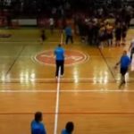 ХАОС на терен: Навивачите ги тепаа гостинските ракометари (ВИДЕО)