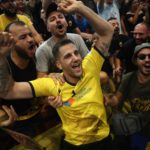 Грците полудеа по Хрватот: Мандалиниќ заврши на рацете на навивачите на АЕК (ФОТО+ВИДЕО)