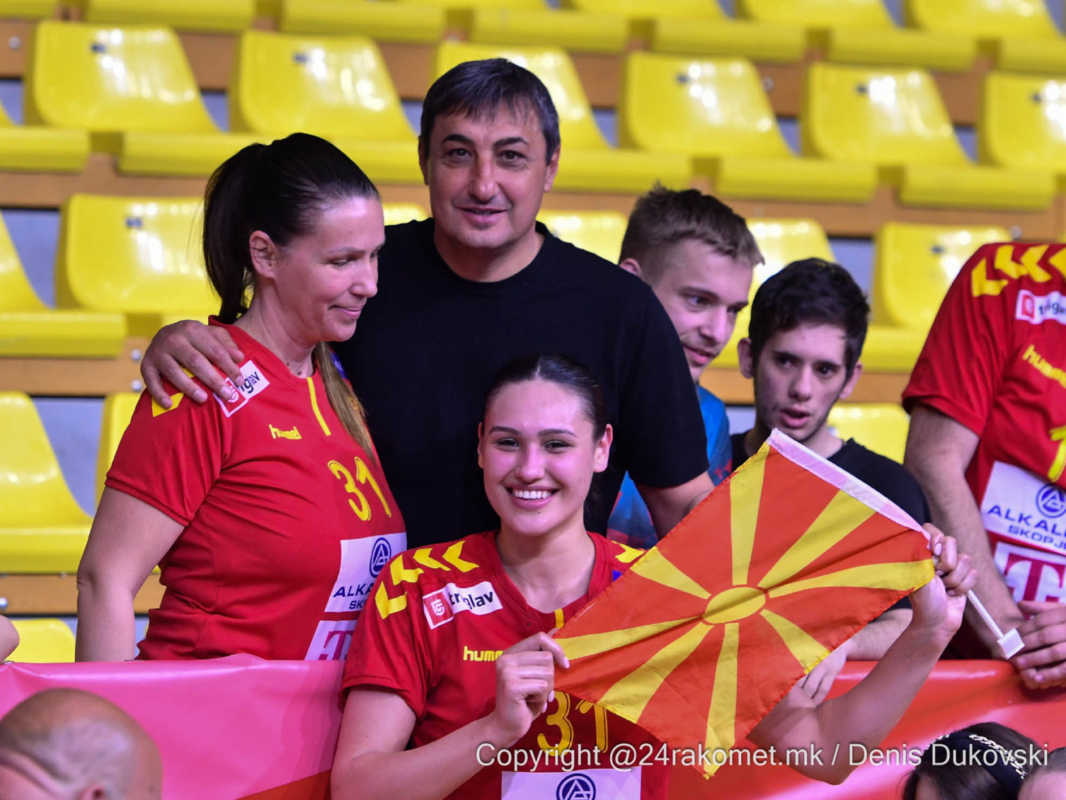 📷 Фудбалската легенда Седлоски се радува на успехот Андреа го направи горд 24 РАКОМЕТ