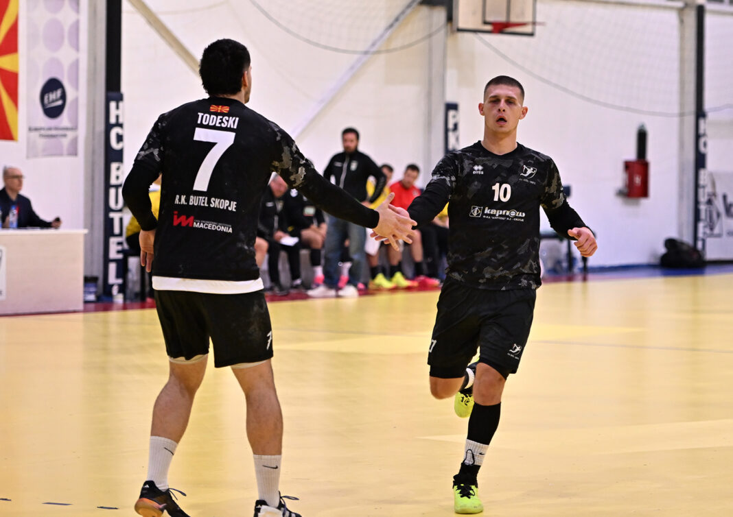 Бутел фаќа приклучок за Топ-6