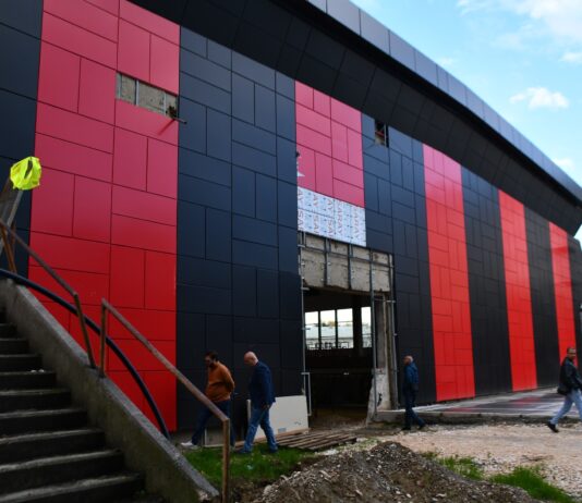 📷 Домот на Вардар е обоен во „црвено-црно“ – Расадник го добива новиот лик