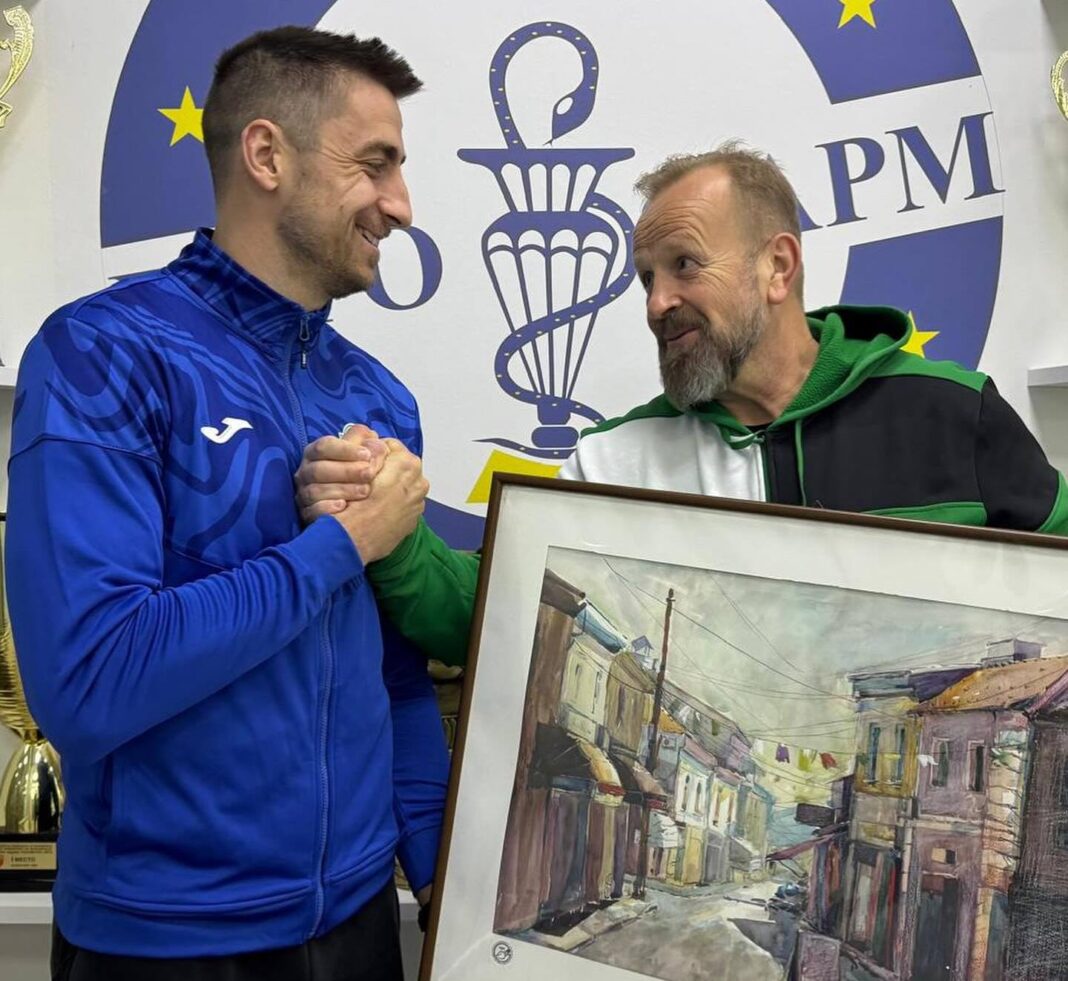 Еурофарм Пелистер го испрати Цехте во Германија – му подари слика од Битола и му посака многу успех