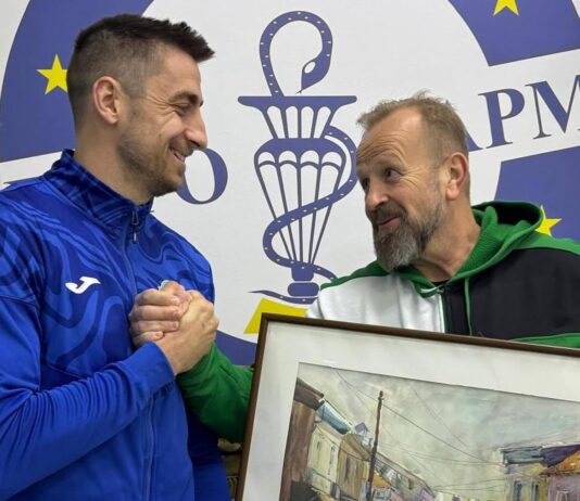 Еурофарм Пелистер го испрати Цехте во Германија – му подари слика од Битола и му посака многу успех