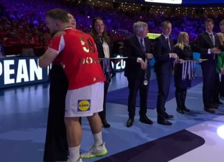Дански репрезентативец го прекрши протоколот – ја прегрна кралицата: Не сфатив која е…