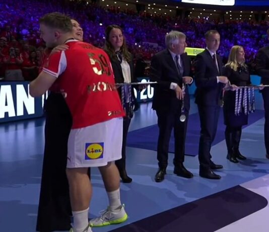 Дански репрезентативец го прекрши протоколот – ја прегрна кралицата: Не сфатив која е…