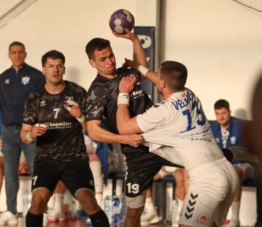 Бутел издржа едно полувреме против „сините“ од Автокоманда